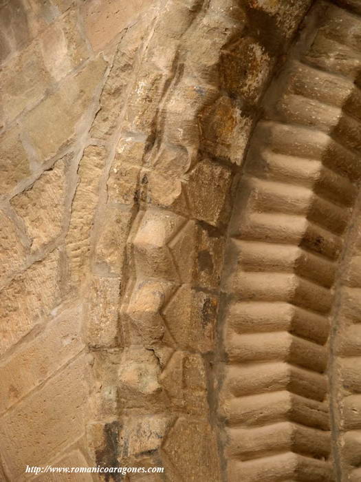 DETALLE DE LAS DOS ARQUIVOLTAS EXTERIORES Y RESTOS DE GUARDAPOLVO